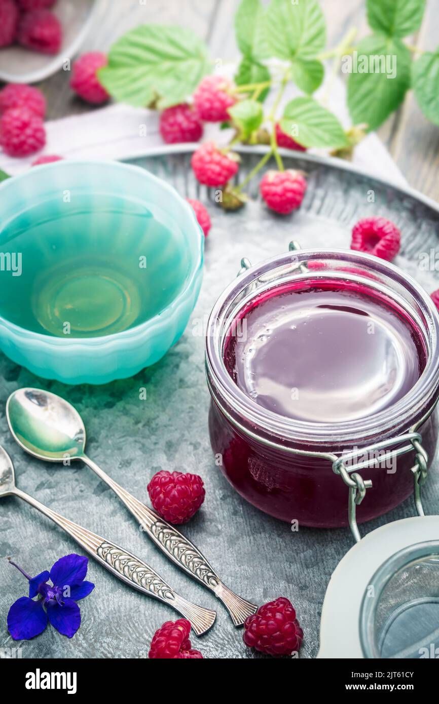 Himbeermarmelade und Tee im Freien Stockfoto