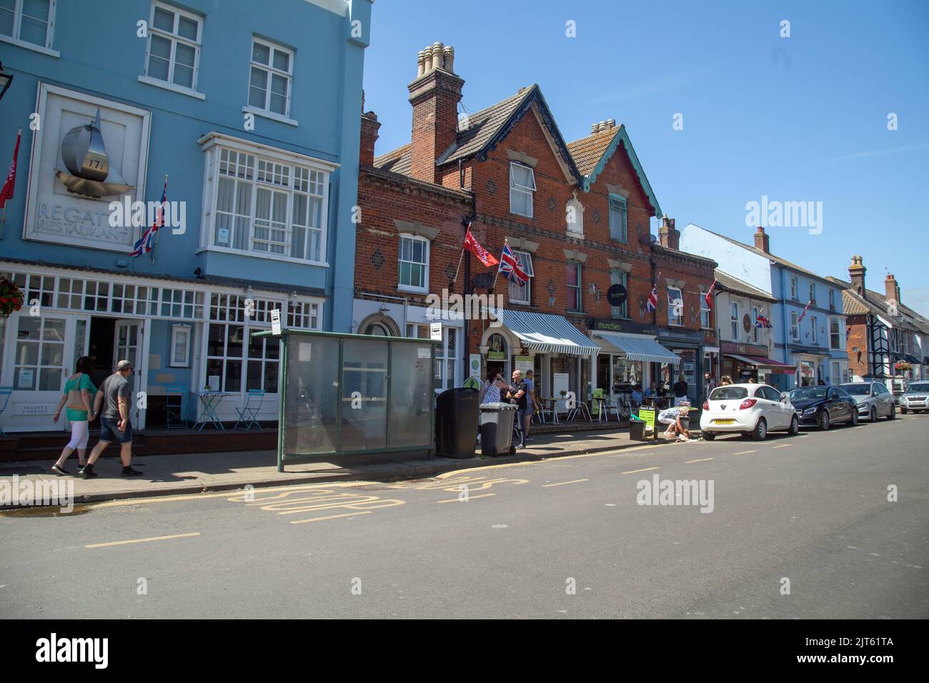 Aldeburgh, Suffolk, England, Juni 26. 2022, Menschen und Autos in der High Street der Stadt Stockfoto