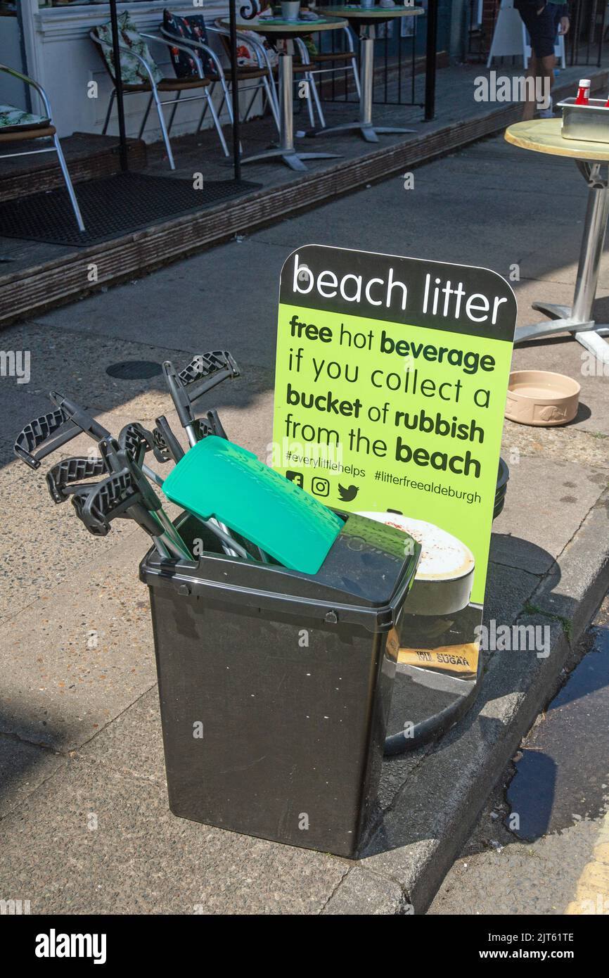 Aldeburgh, Suffolk, England, Juni 26. 2022, Ein lokales Unternehmen bietet eine Belohnung für das Sammeln von Müll vom Strand. Stockfoto