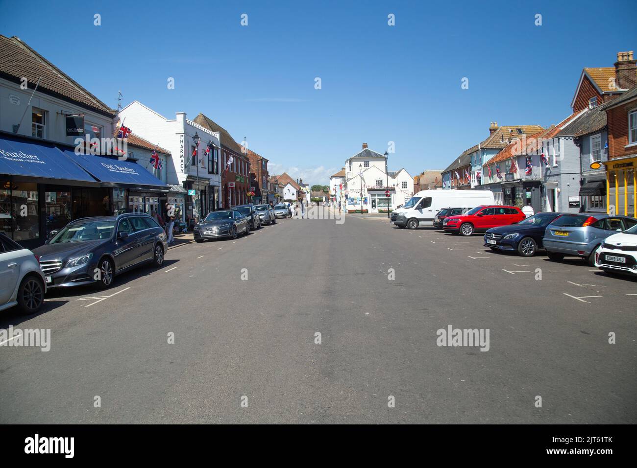 Aldeburgh, Suffolk, England, Juni 26. 2022, Menschen und Autos in der High Street der Stadt Stockfoto