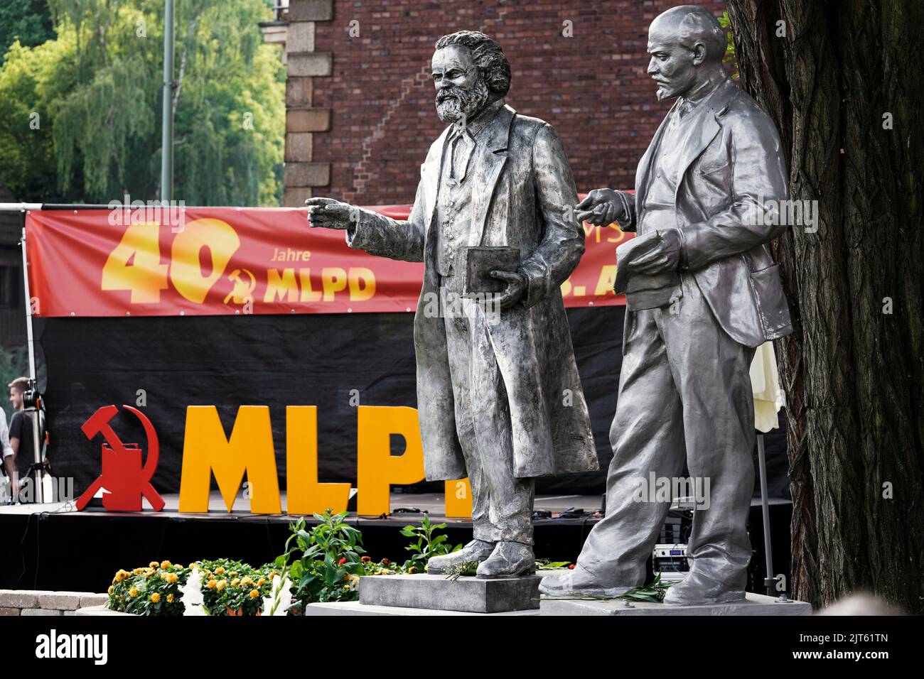 Die Kommunistische Partei der MLPD (marxistisch-leninistische Partei Deutschlands) enthüllte am 27. August 2022 eine Statue des Sozialtheoretikers Karl Marx (1818-1883) (Proth links). Die 2,11 Meter hohe Statue aus Aluminiumguss steht direkt neben dem Lenin-Denkmal (rechts), das die Partei 2020 vor ihrem Parteihauptsitz in Gelsenkirchen errichtet hat. Gelsenkirchen, 28. August 2022 Stockfoto