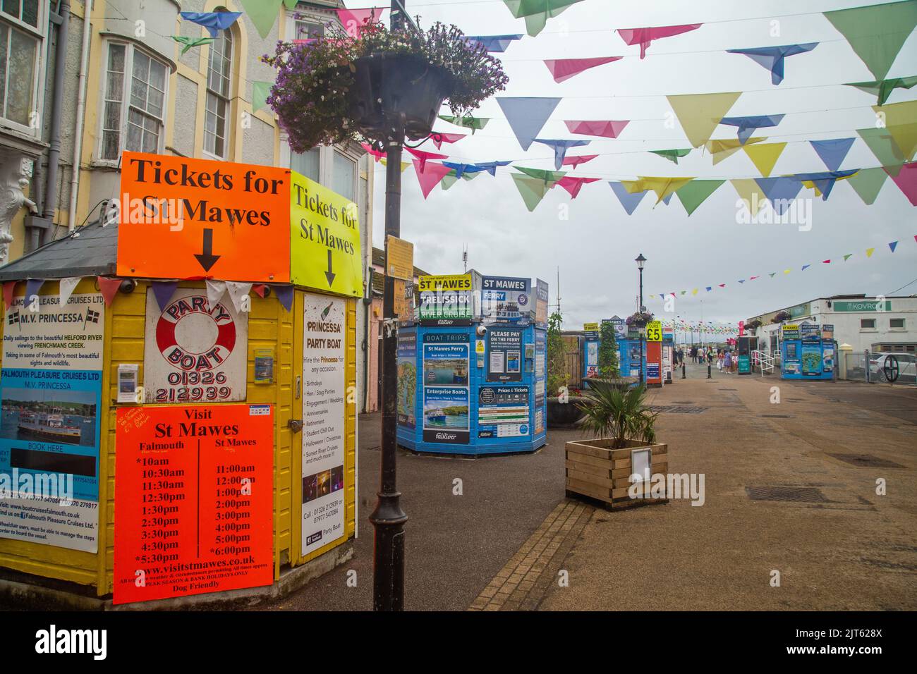 Falmouth, Cornwall, England, 24.. August 2022, Besucher können Angebote für Tickets für Bootsfahrten sehen. Stockfoto