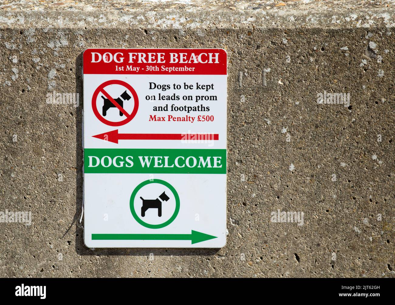 Clacton auf Seal Essex, England, Juli 3. 2022, zeigt ein Schild an, welche Bereiche am Strand hundeverhungert werden sollen. Stockfoto