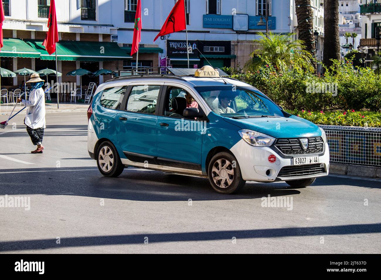 Tetouan, Marokko - 17. August 2022 Taxi fährt durch die Straßen von Tetouan während des Coronavirus-Ausbruchs trifft Marokko, trägt eine Maske ist mand Stockfoto