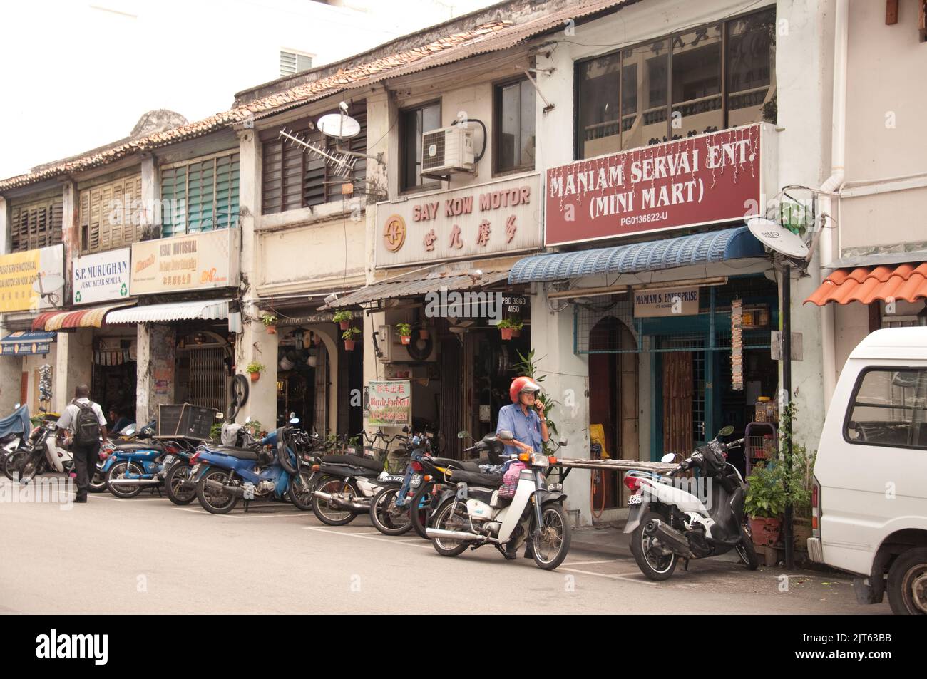 Straßenszene, Georgetown, Penang, Malaysia, Asien. Eher heruntergekommener Bereich von Ladenhäusern Stockfoto