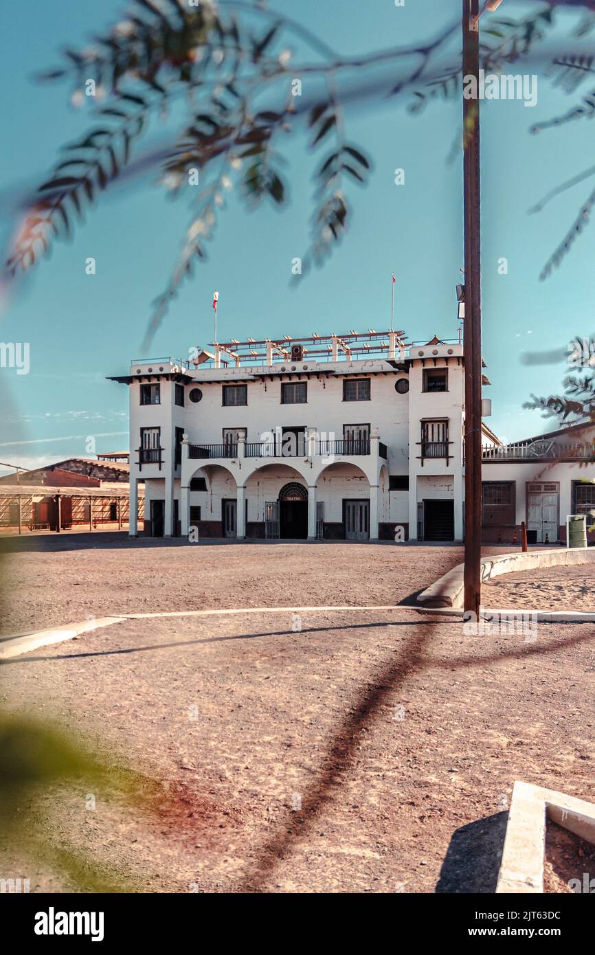 Eine vertikale Aufnahme des alten historischen Theaters Chiles in der Wüste gegen den blauen Himmel Stockfoto