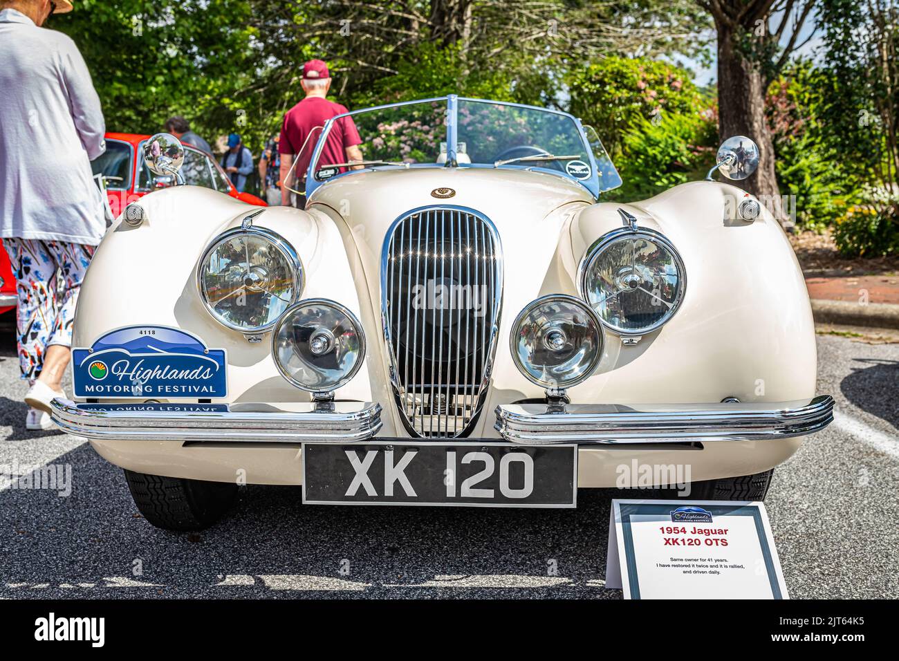 Highlands, NC - 11. Juni 2022: Low Perspective Vorderansicht eines Jaguar XK120 1954 Öffnen Sie einen zweisitzigen Roadster auf einer lokalen Automobilmesse. Stockfoto