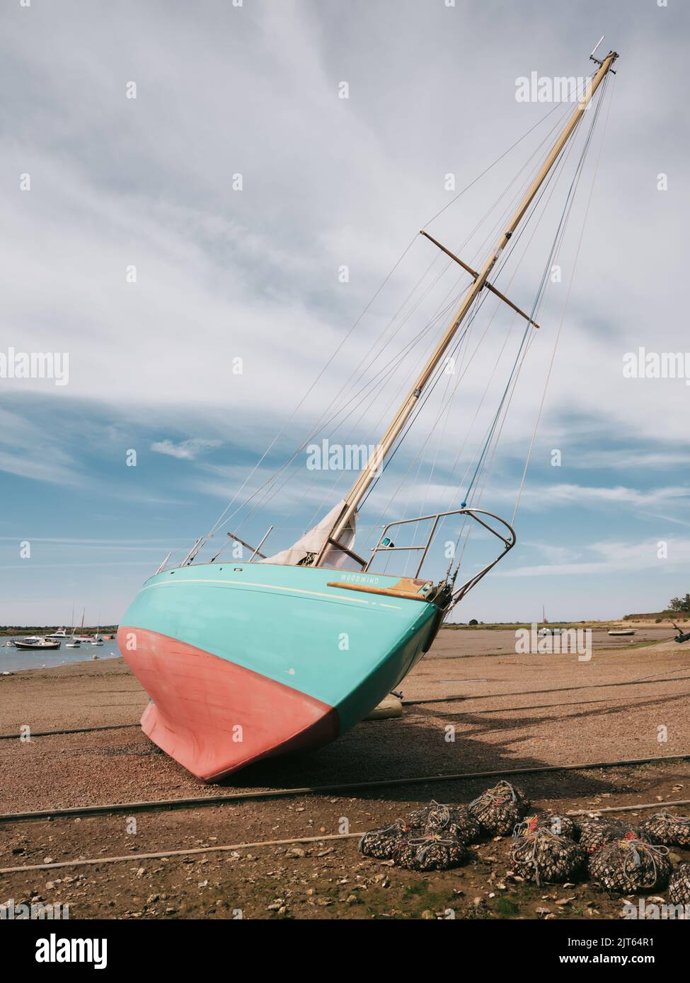 Die Sommerlandschaft bei Ebbe und Flut und Boote im West Mersea Harbour, Mersea Island, Essex England Stockfoto