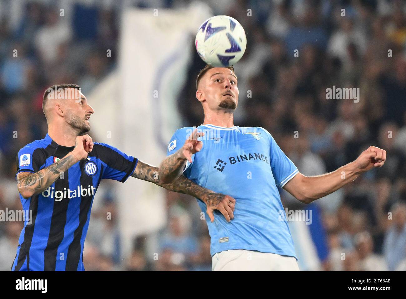 Foto Alfredo Falcone/LaPresse 26 Agosto 2022 - Roma, Italia - Sport, calcio - Lazio vs Inter - Campionato italiano di calcio Serie A Tim 2022/2023 - Stadio Olimpico. Nella foto: Sergej Milinkovic-Savic von SS Lazio Milan Skriniar vom FC Internazionale Foto Alfredo Falcone/LaPresse 26. August 2022 Rom, Italien - Sport, calcio - Lazio vs Inter - Italienische Serie A Fußballmeisterschaft 2022/2023 - Olympiastadion. Im Bild: Sergej Milinkovic-Savic von der SS Lazio Milan Skriniar vom FC Internazionale Stockfoto