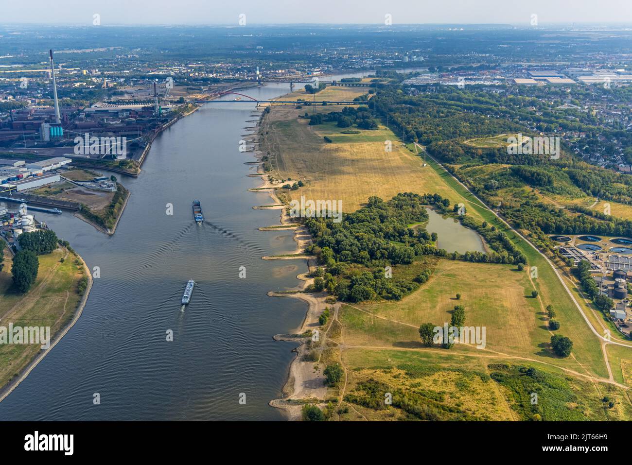 Luftaufnahme, Niederwasser des Rheins an der Autobahnbrücke A40 mit dem Naturschutzgebiet Werthauser Wardt in Duisburg, Ruhrgebiet, Nordrhein-Westp Stockfoto