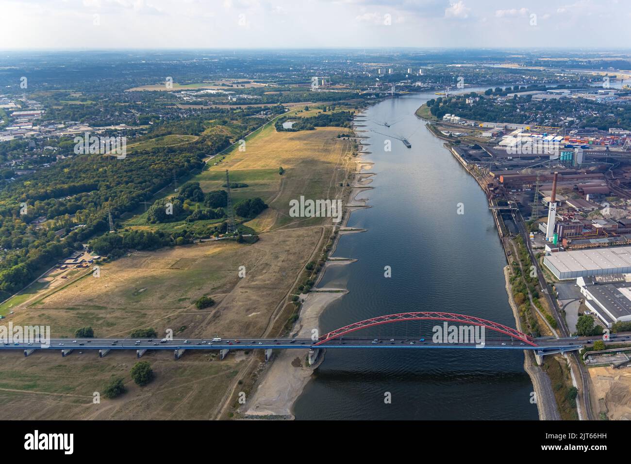 Luftbild, Niederwasser des Rheins mit der Solidaritätsbrücke und dem Naturschutzgebiet Rheinauen, Duisburg, Ruhrgebiet, Nordrhein-Westfalen, Germa Stockfoto