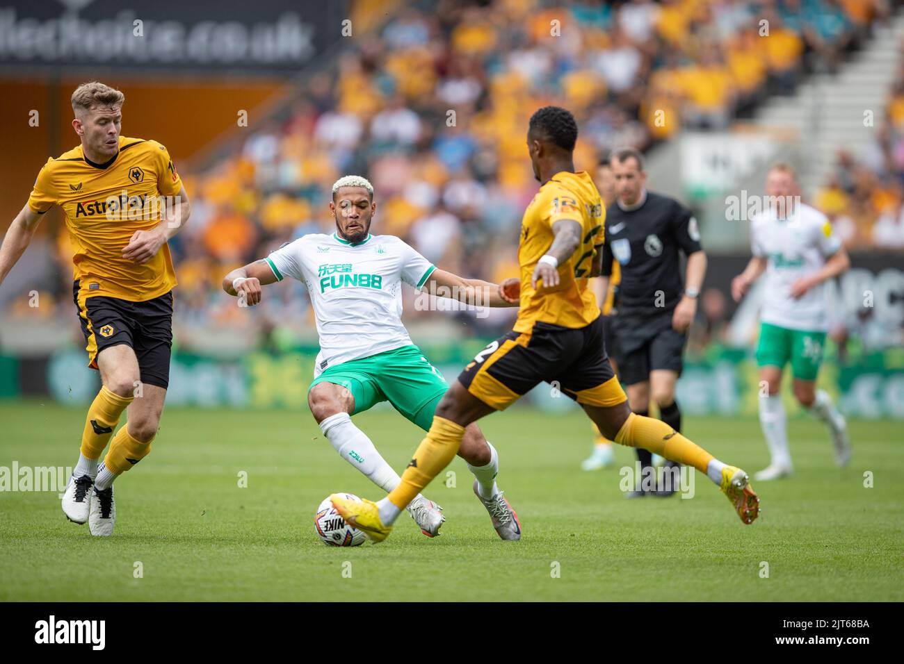 Joelinton aus Newcastle und WolvesÕs Nlson Semedo kämpfen während des Premier League-Spiels zwischen Wolverhampton Wanderers und Newcastle United am Sonntag, 28.. August 2022, in Molineux, Wolverhampton, um den Ball. Stockfoto