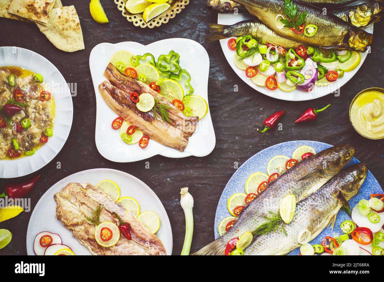 Während des Sham el-Nessim-Festivals werden mediterrane Speisen, traditionelle ägyptische geräucherte Heringe und gesalzener Fisch, Feseekh, gegessen. Stockfoto