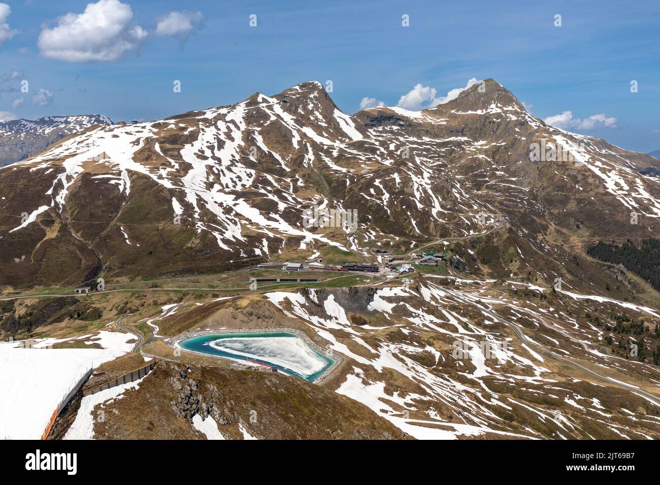 Schmelzendes Wintereis im Gebiet der Kleinen Scheidegg der Schweizer alpen im Frühling. Stockfoto