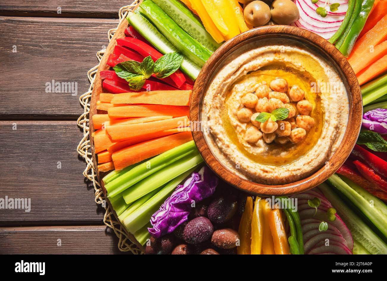 Arabische Küche; Hummus-Platte aus dem Nahen Osten mit verschiedenen Snacks. Hummus Dip mit frischen Gemüsebicks. Nahost/Mittelmeer. Stockfoto