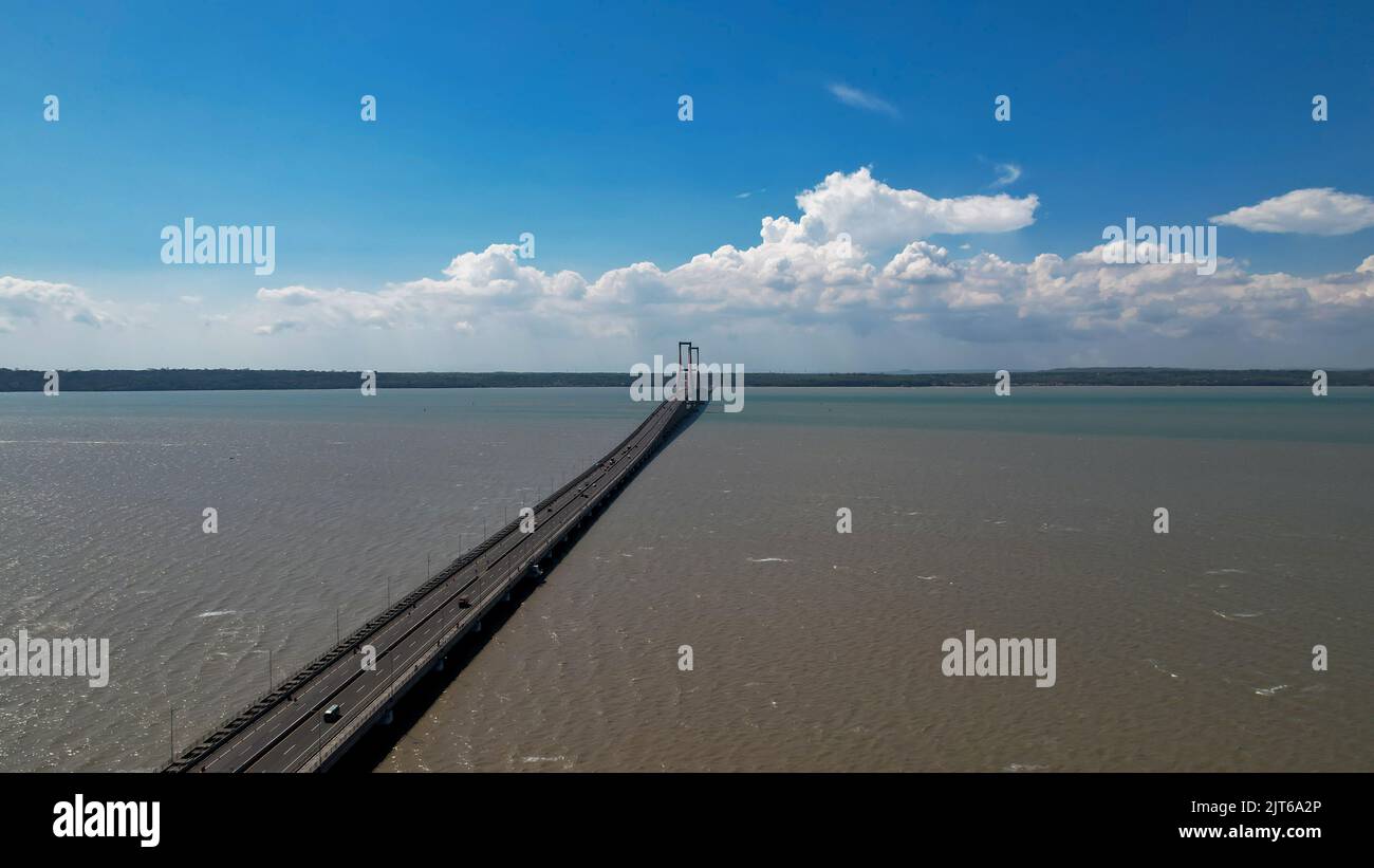 Luftaufnahme der Suramadu-Brücke, die die Inseln Java und Madura in Ost-Java verbindet. East Java, Indonesien, 28. August 2022 Stockfoto