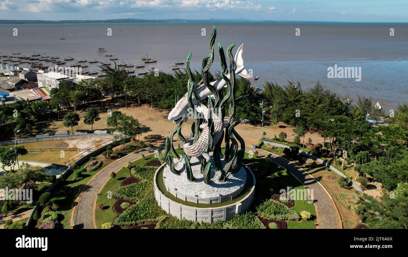 Luftaufnahme der Riesigen Hai- und Krokodilstatue als Symbol der Stadt Surabaya. Ein Wahrzeichen oder Denkmal als Ikone der Stadt Surabaya. East Ja Stockfoto