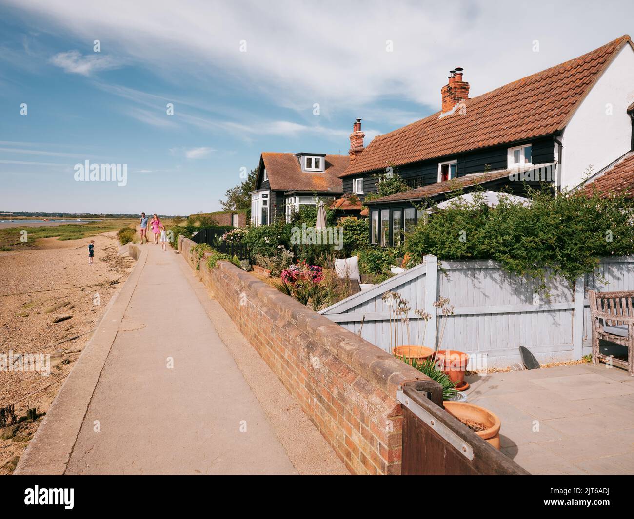 Ein Spaziergang entlang der Sommerküstenstraße führte an der Strandhüttenarchitektur und den Gärten von West Mersea, Mersea Island, Essex, England, Großbritannien Stockfoto