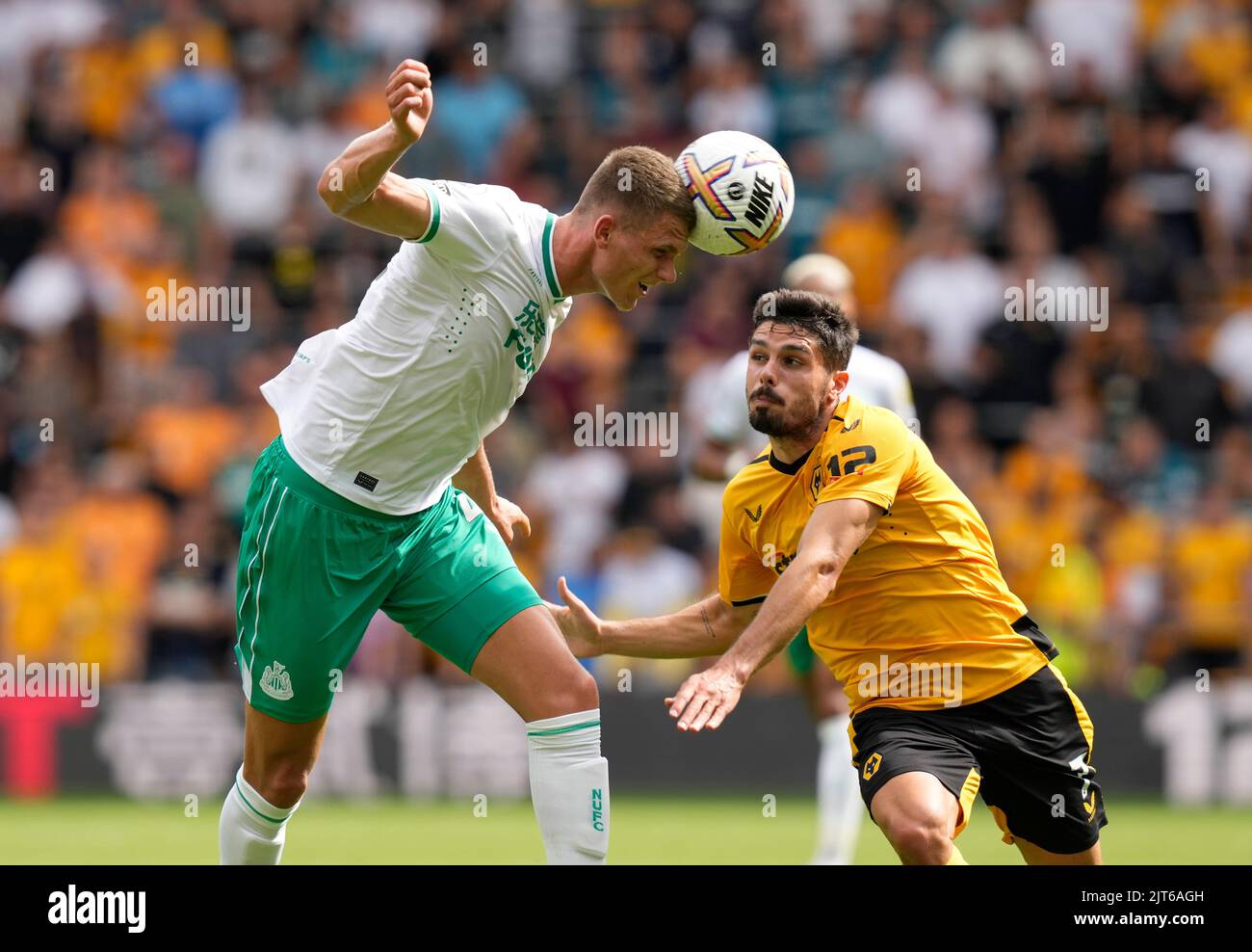 Wolverhampton, England, 28.. August 2022. Sven Botman von Newcastle United steht beim Premier League-Spiel in Molineux, Wolverhampton, vor Pedro Neto von Wolverhampton Wanderers. Bildnachweis sollte lauten: Andrew Yates / Sportimage Stockfoto