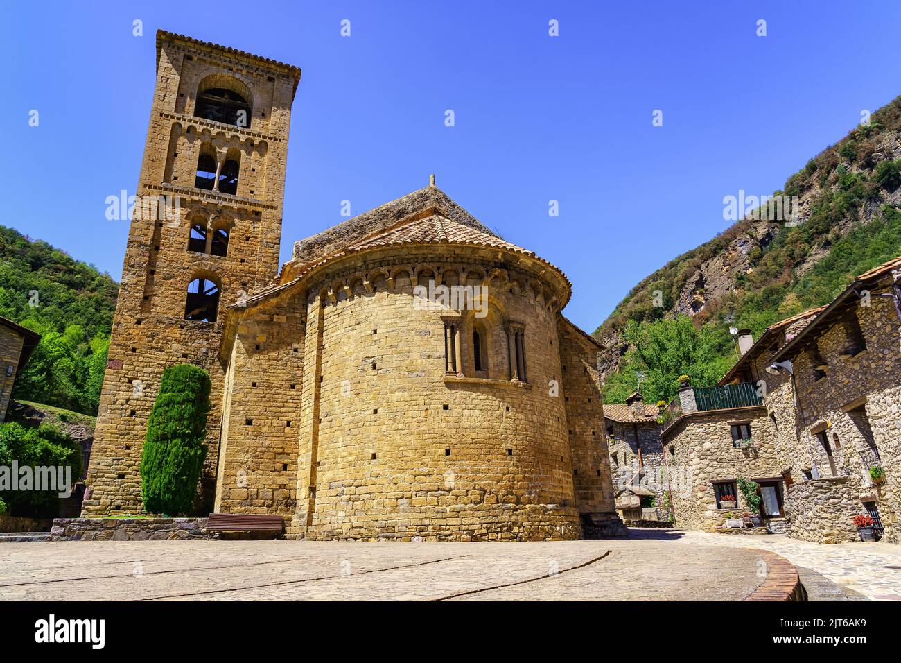 Romanische Kirche mit Glockenturm im Bergdorf Beget, Katalonien, Girona. Stockfoto
