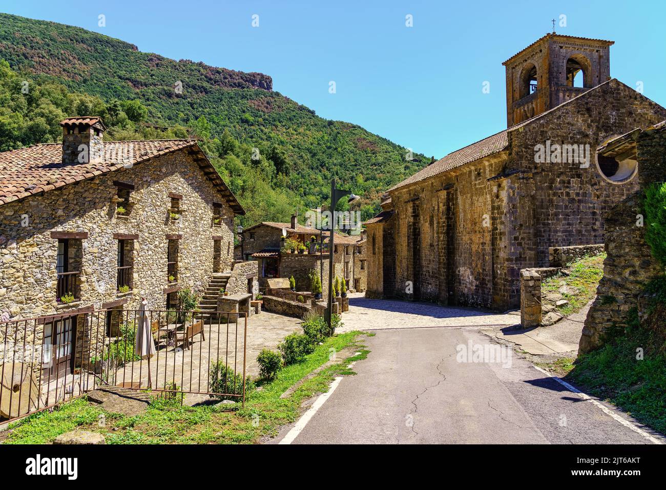 Eingang zu dem schönen mittelalterlichen Dorf mit Stein in den Bergen von Cataluna, beget, Girona gemacht. Stockfoto