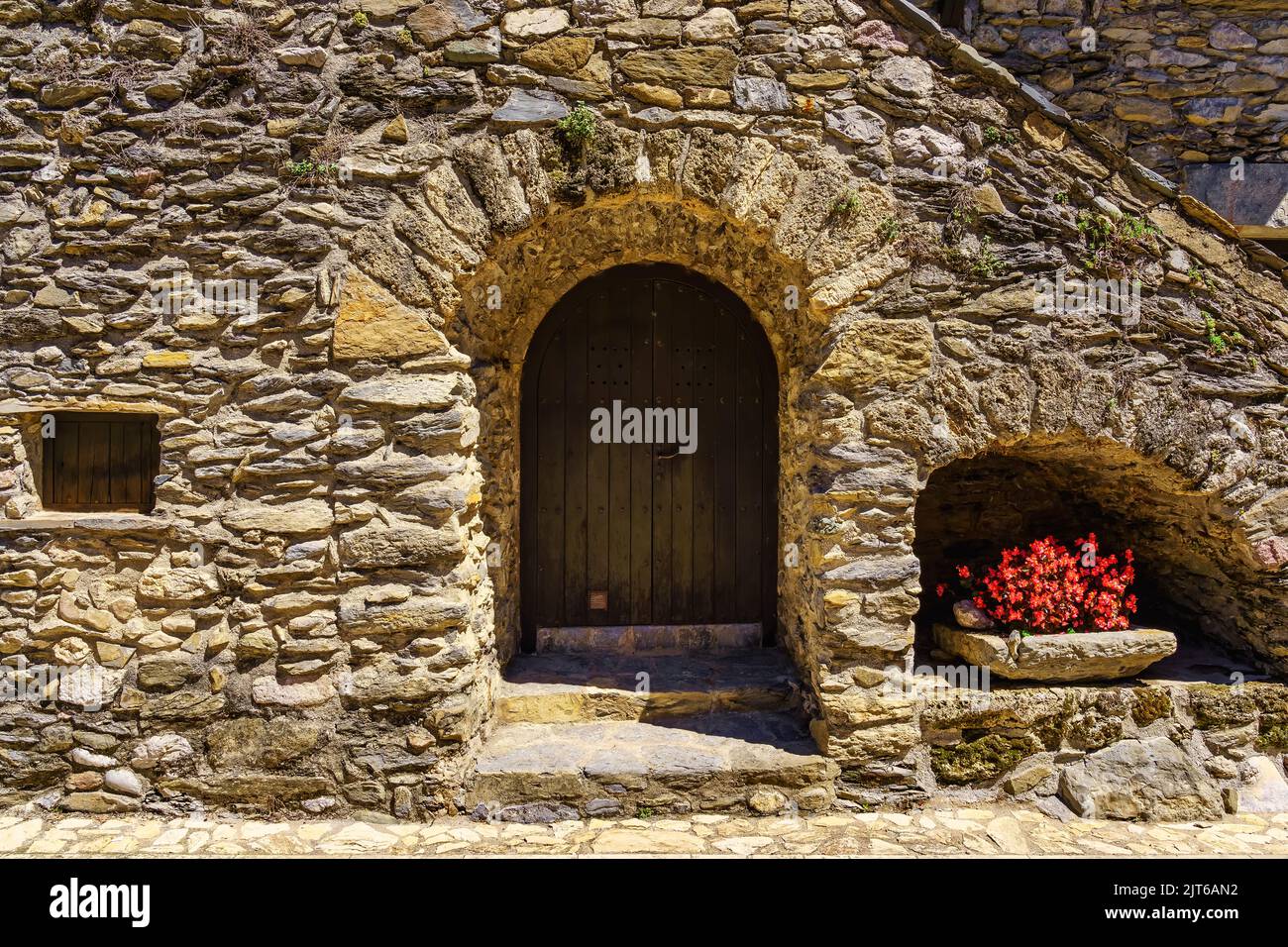 Malerisches Haus ganz aus Stein im Bergdorf Beget, Girona. Stockfoto