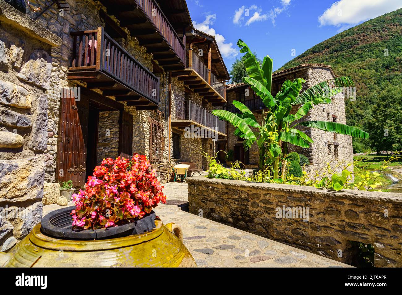 Typische Häuser aus Stein und Holzbalkonen im Bergdorf Beget, Girona, Spanien. Stockfoto