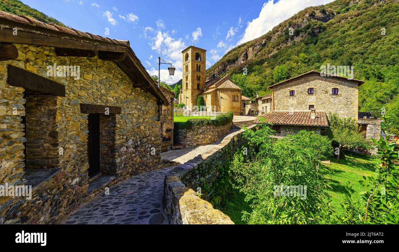 Spektakuläres Bergdorf mit alten Häusern aus Stein und romanische Kirche mit Glockenturm, Beget, Girona, Katalonien. Stockfoto