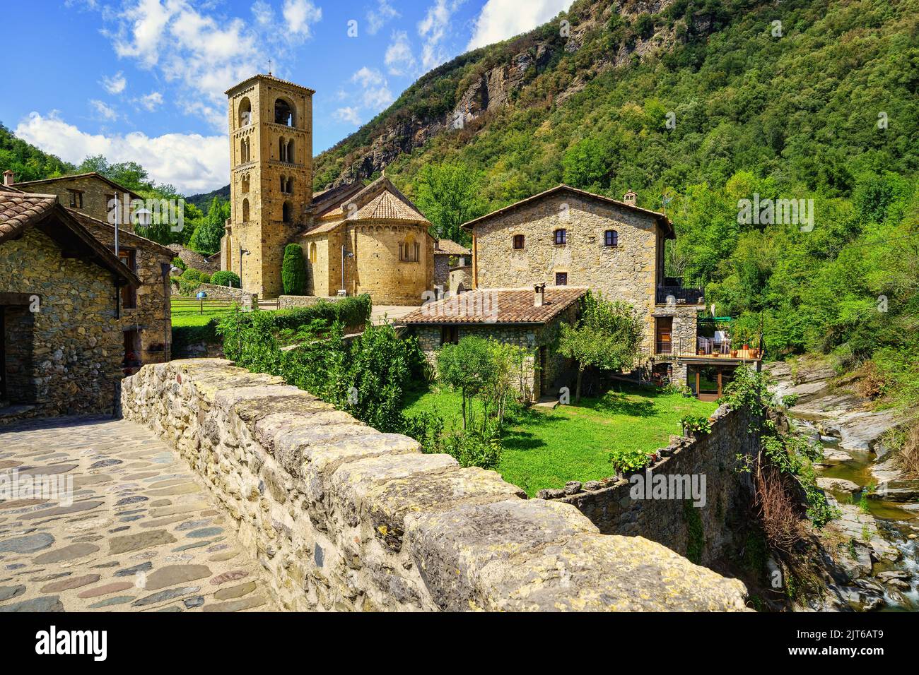 Alte Steinbrücke, die über den Fluss im Bergdorf Beget, Girona, Spanien, führt. Stockfoto