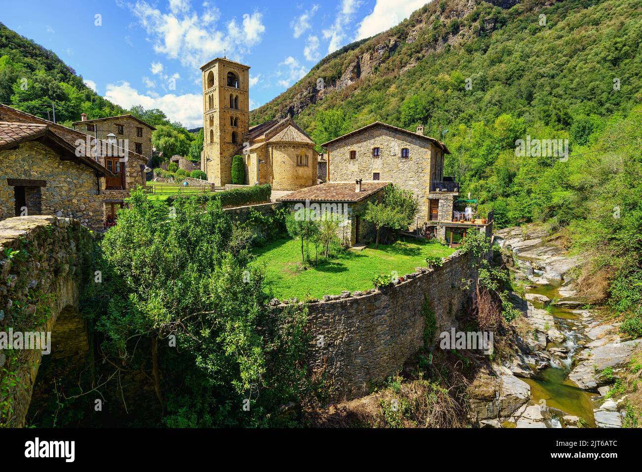 Spektakuläres Bergdorf mit alten Häusern aus Stein und romanische Kirche mit Glockenturm, Beget, Girona, Katalonien. Stockfoto