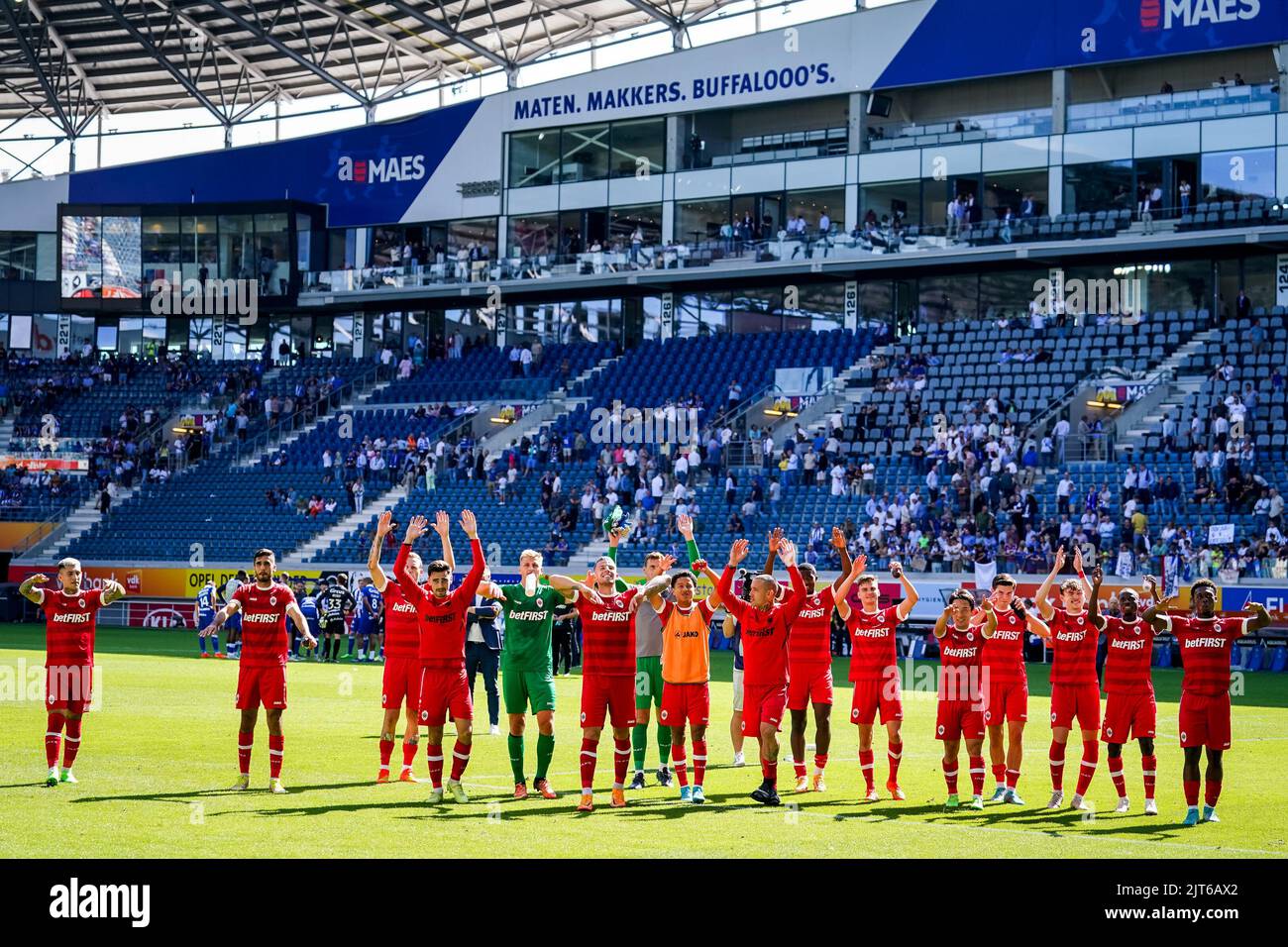 GENT, BELGIEN - AUGUST 28: Gaston Avila vom Royal Antwerp FC, Dinis Almeida vom Royal Antwerp FC, Ritchie De Laet vom Royal Antwerp FC, Jelle Bataille vom Royal Antwerp FC, Jean Butez vom Royal Antwerp FC, Toby Alderweireld vom Royal Antwerp FC, Anthony Valencia vom Royal Antwerp FC, Radja Nainggolan vom Royal Antwerp FC, Pieter Gerkens vom Royal Antwerp FC, Koji Miyoshi vom Royal Antwerp FC, Jurgen Ekkelenkamp vom Royal Antwerp FC, Samuel Vines vom Royal Antwerp FC und Christopher Scott vom Royal Antwerp FC feiern ihren Sieg mit ihren Unterstützern während des Jupiler Pro League-Spiels zwischen KAA Gen Stockfoto