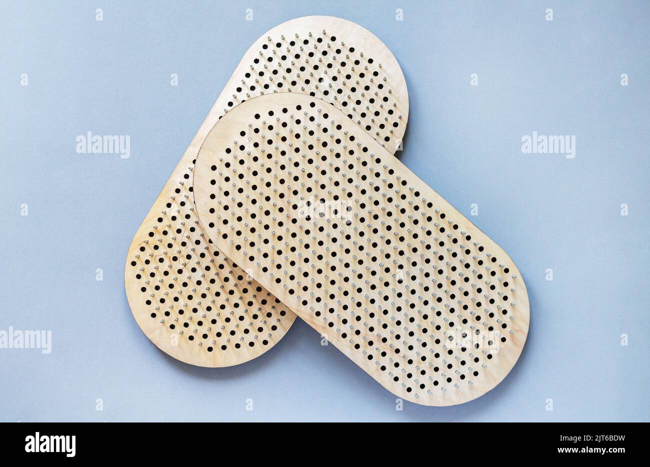 SADHU Boards zum Stehen auf Metallnägeln auf grauem Hintergrund, Draufsicht. Yoga und Meditationspraxis Konzept Stockfoto
