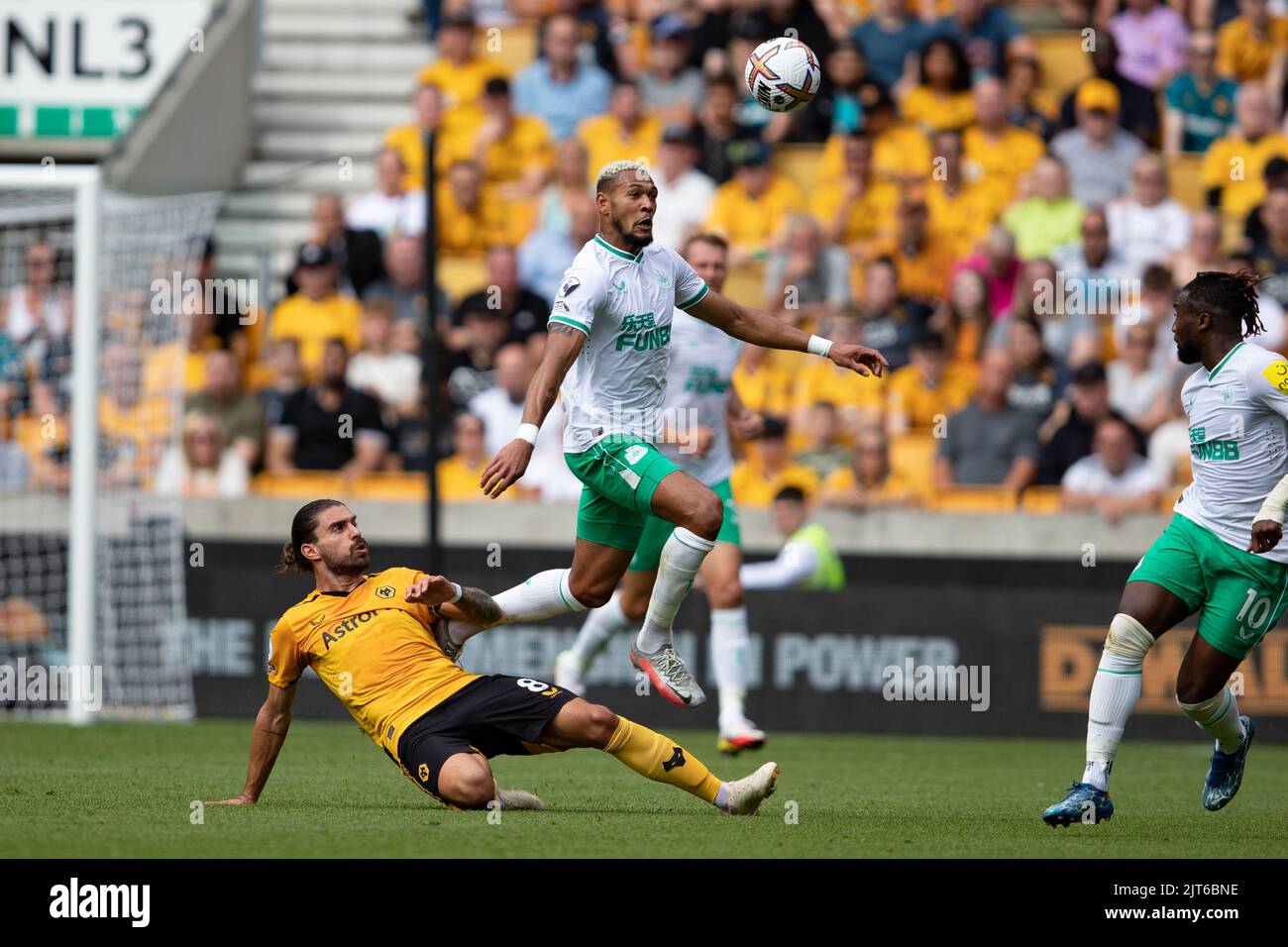 Wolves Rœben Neves und Joelinton aus Newcastle während des Premier League-Spiels zwischen Wolverhampton Wanderers und Newcastle United am Sonntag, 28.. August 2022, in Molineux, Wolverhampton. Stockfoto