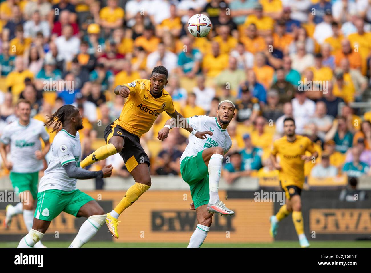WolvesÕs Nlson Semedo und Joelinton aus Newcastle während des Premier League-Spiels zwischen Wolverhampton Wanderers und Newcastle United am Sonntag, 28.. August 2022, in Molineux, Wolverhampton. Stockfoto