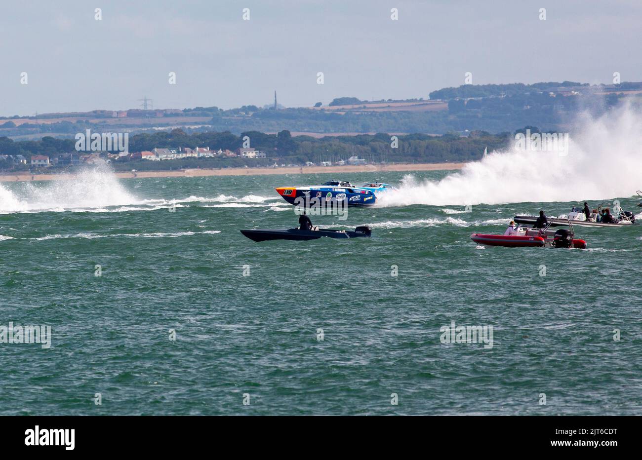 Cowes, Großbritannien. 28. August 2022. Powerboats Racing in the 2022 Cowes Torquay Cowes Race at Cowes Isle of Wight, Credit: Martin Augustus/Alamy Live News Stockfoto