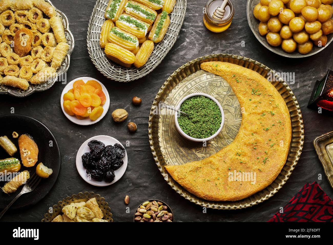Arabische Küche: Desserts aus dem Nahen Osten. Köstliche Sammlung von traditionellen Ramadan Desserts. Serviert mit leckeren Nüssen, getrockneten Früchten und Honigsirup. Stockfoto