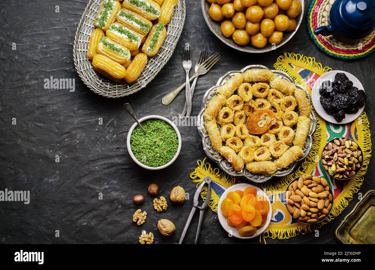 Arabische Küche: Desserts aus dem Nahen Osten. Köstliche Sammlung von traditionellen Ramadan Desserts. Serviert mit leckeren Nüssen, getrockneten Früchten, Honigsirup. Stockfoto