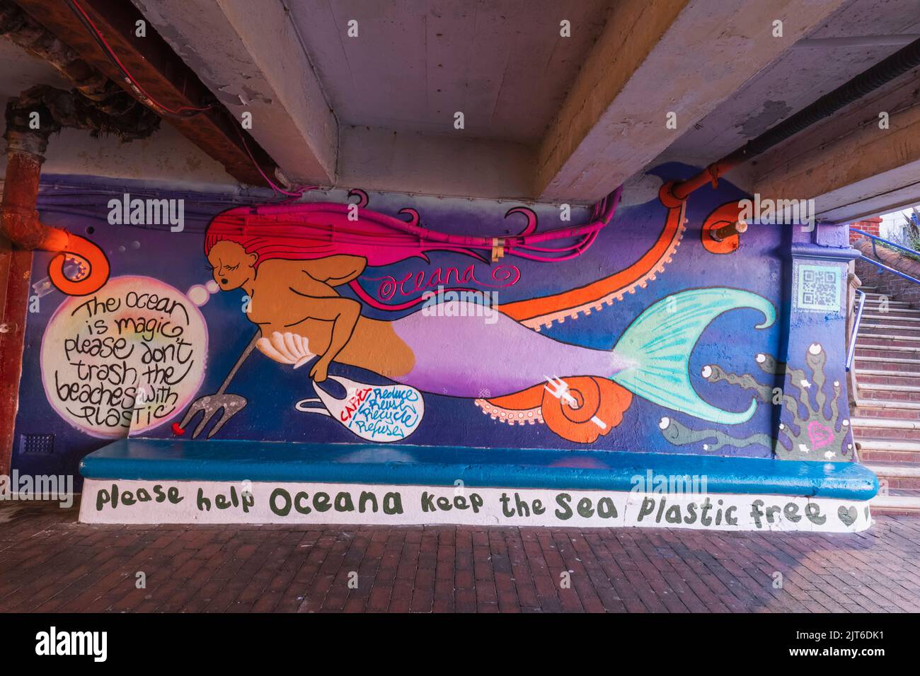 England, East Sussex, Eastbourne, Eastbourne Pier, Anti-Plastic Street Art Förderung der Darstellung einer Meerjungfrau Stockfoto