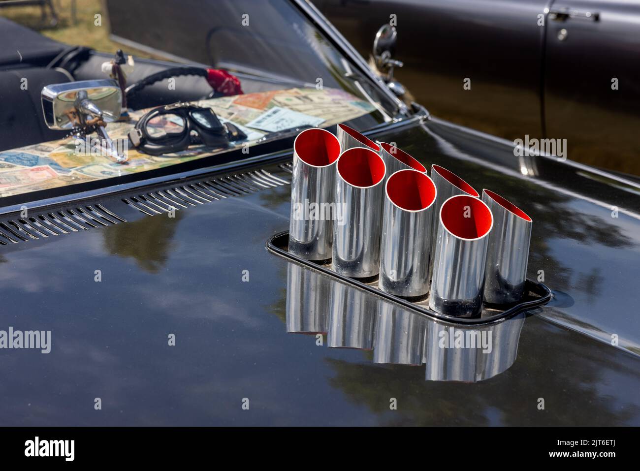 8 Auspuffrohre an der Motorhaube des Cadillac DeVille a1968 Stockfoto