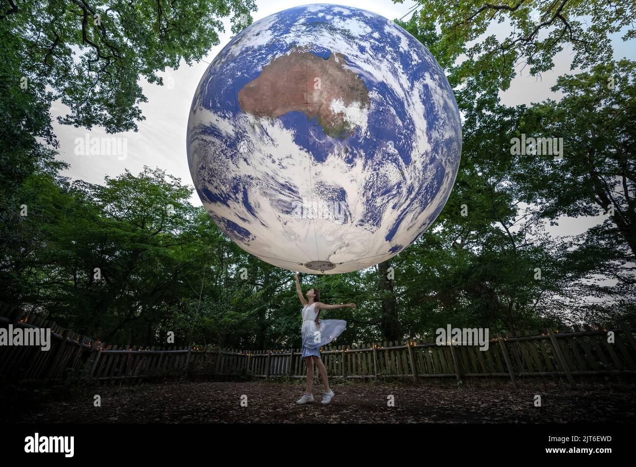 London, Großbritannien. 27.. August 2022. Gaia Erdinstallation von Luke Jerram im Forster Memorial Park, Südosten Londons. Die monumentale, innen beleuchtete Skulptur setzt ihre UK/European Tour fort und begeistert die Zuschauer. Der Künstler Jerram möchte einen ‘Overview-Effekt’ vermitteln, den Astronauten erleben, wenn sie vom Weltraum aus auf die Erde blicken. Kredit: Guy Corbishley/Alamy Live Nachrichten Stockfoto