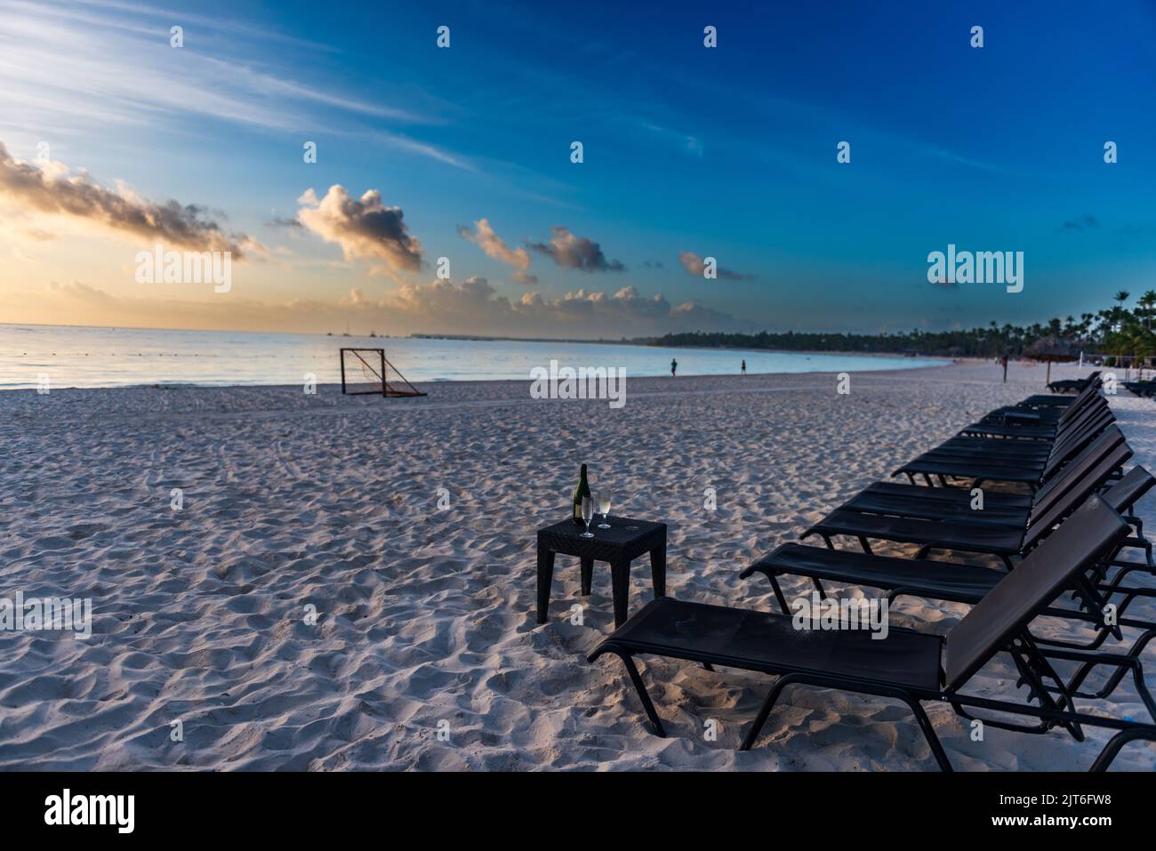 Wein und Liegestühle am Playa Bavaro in Punta Cana in der Dominikanischen Republik. Stockfoto