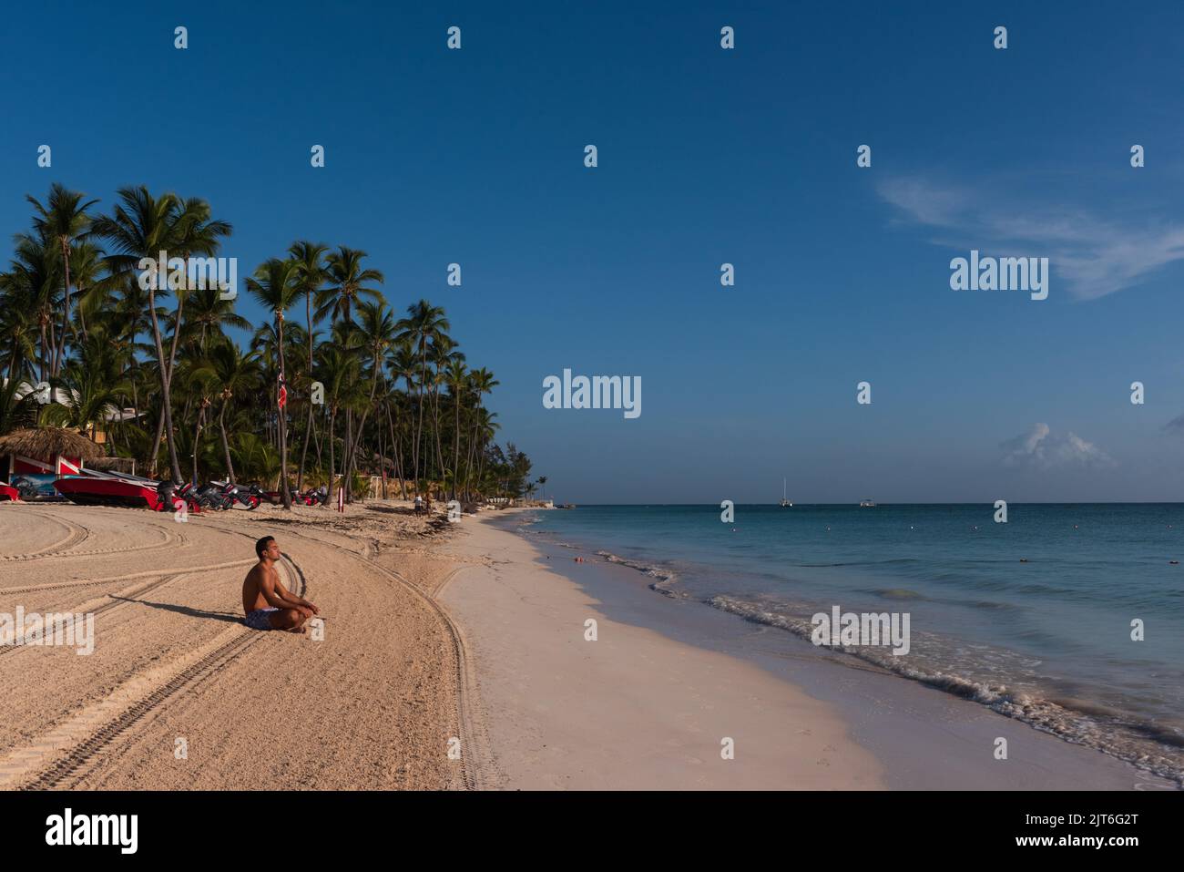 Punta Cana/ Dominikanische Republik - Juni 12 2016: Mann meditiert am Strand. Stockfoto