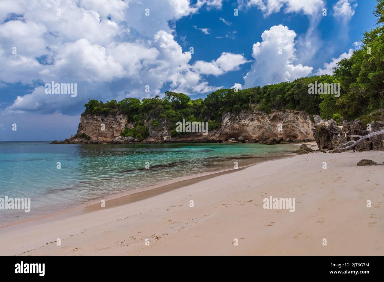 Leerer Strand an einem sonnigen Tag in der Dominikanischen Republik. Stockfoto