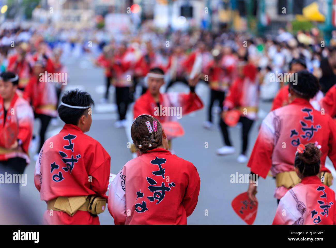 Tokushima, Japan - 12. August 2022: Darsteller in leuchtend roter traditioneller Kleidung beim Awaodori-Festival Stockfoto