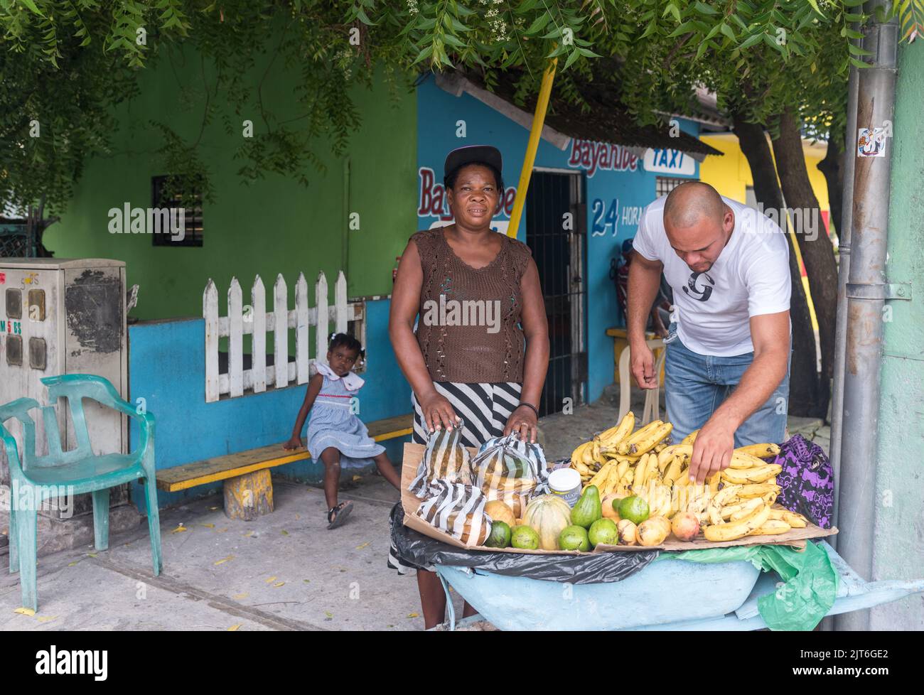 Punta Cana/ Dominikanische Republik - Juni 12 2016: Fuit Verkäufer verpackt Bananen und Avocados. Stockfoto