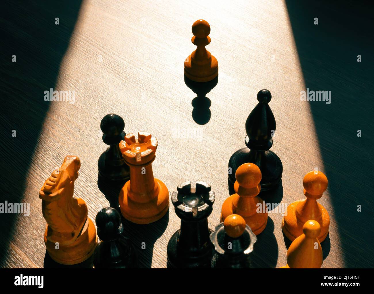 Konzept zur Führungskräfteentwicklung. Eine Menge Schachfiguren und ein Bauer vorne. Stockfoto