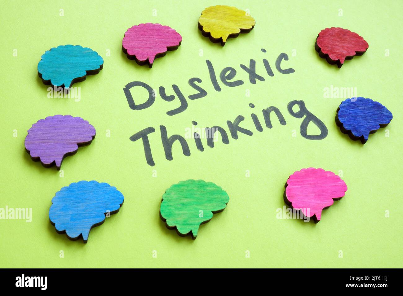 Dylexisches Denken ist ein Zeichen und bunte Gehirne um sich herum. Stockfoto