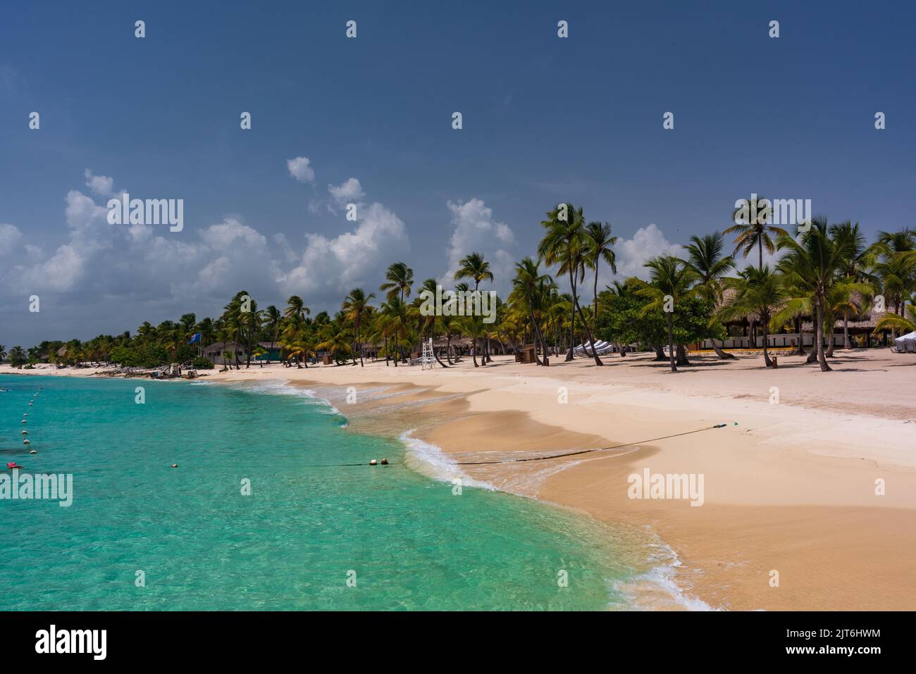 Leerer Strand auf Catalina Island in der Dominikanischen Republik. Stockfoto