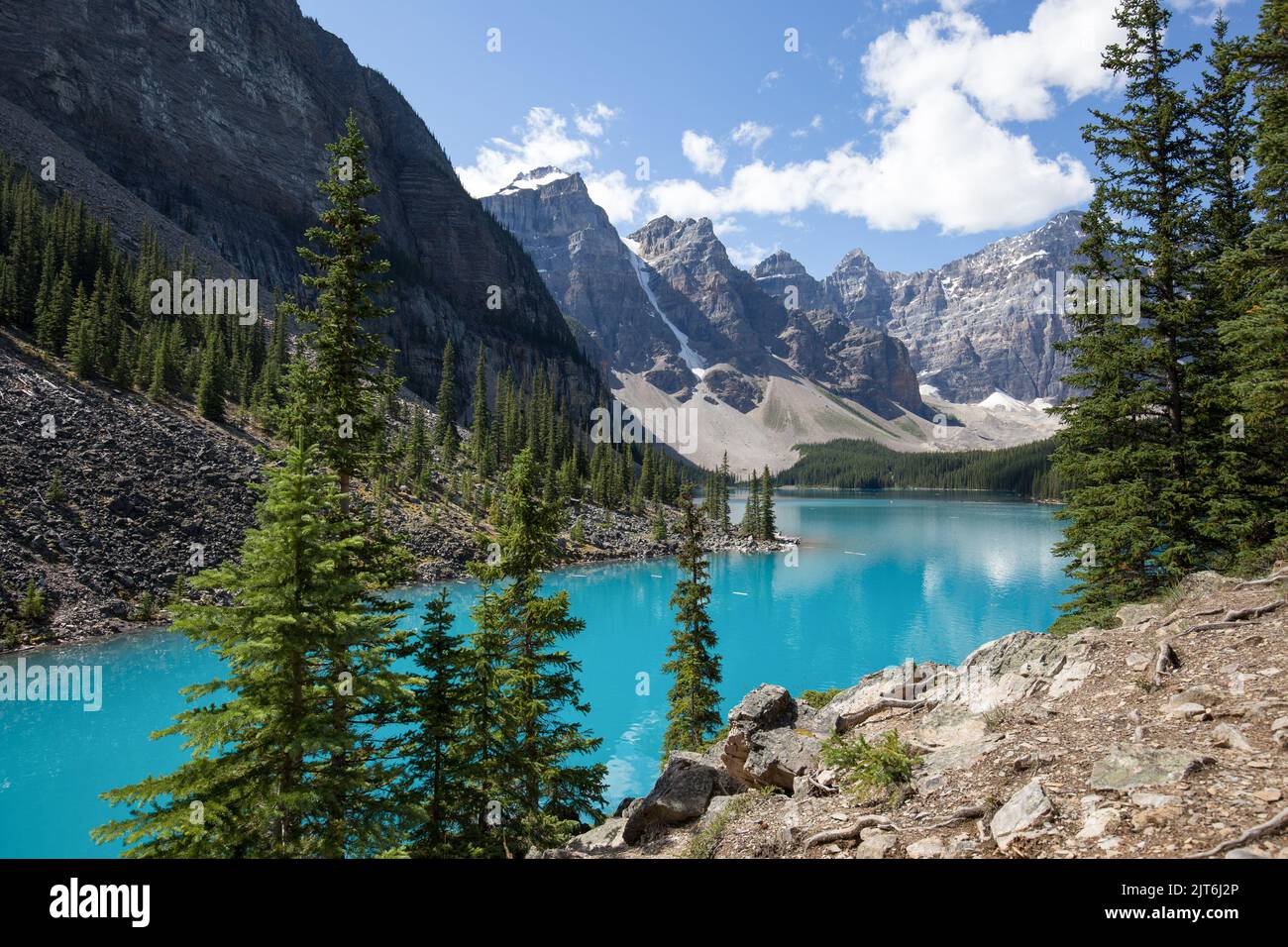 Moraine Lake mit smaragdgrüner Farbe im spektakulären Valley of the Ten Peaks im Rocky Mountains Banff National Park in Kanada. Stockfoto