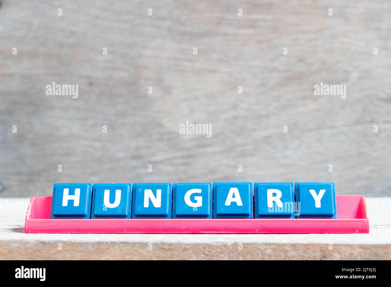 Fliesen Alphabet Buchstaben mit Wort ungarn in roter Farbe Rack auf Holz Hintergrund Stockfoto